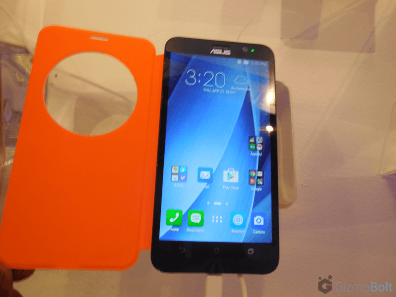 Zenfone 2 View Flip Cover Deluxe in White hands on