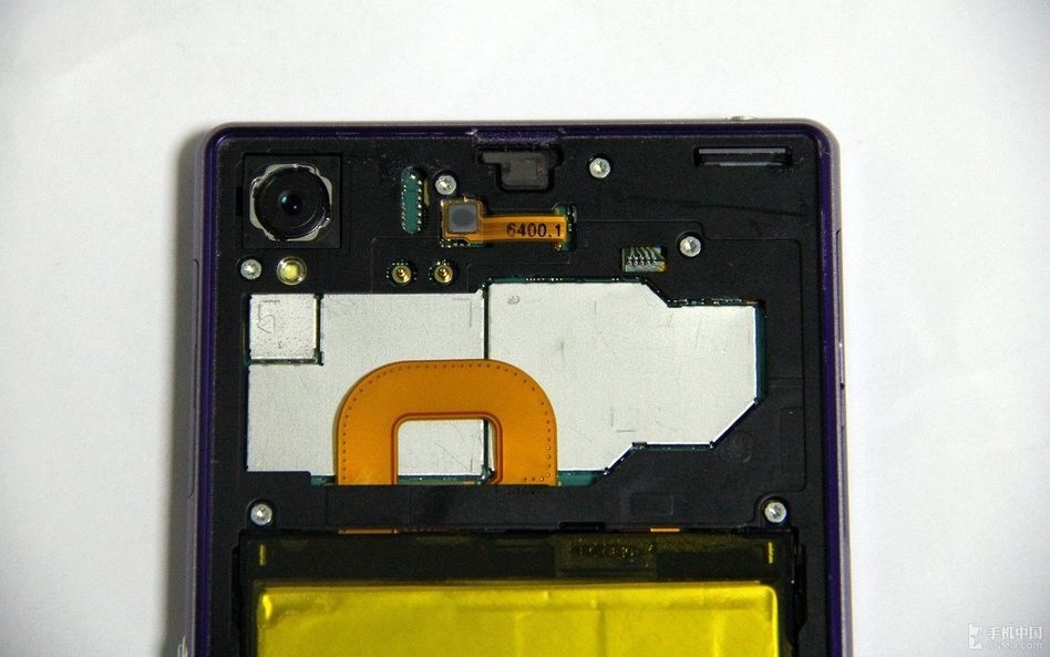 G lens in top left corner and Xperia Z1 chip shield