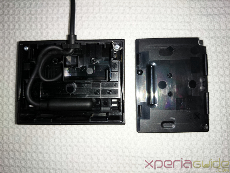 Paradis kamera Bagvaskelse Back Plate removed from Sony Magnetic Charging Dock DK31 — Gizmo Bolt -  Exposing Technology | Social Media & Web.