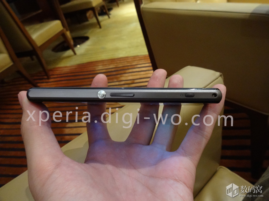 Sony M51w aka Xperia Z1 Mini Chinese Version - side Profile