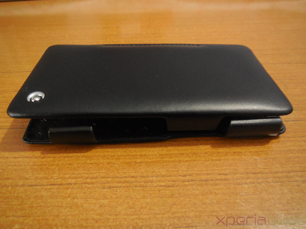 Non - Magnetic closure opening in Xperia ZR Leather Flip Case from Noreve 