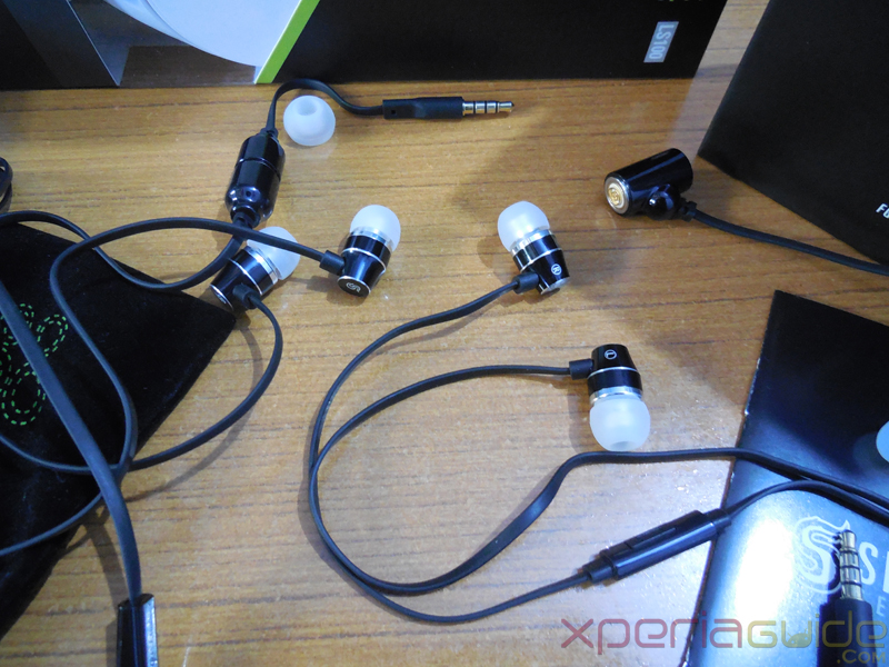 Skunk Juice FG-2 Earbuds in black and white