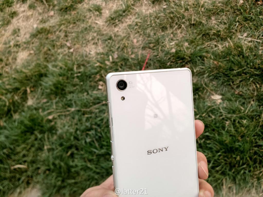 White Xperia Z2 Camera and LED area