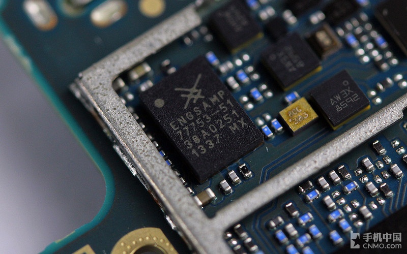 Xperia Z2 SKY77653 power amplifier chip in LTE variants.
