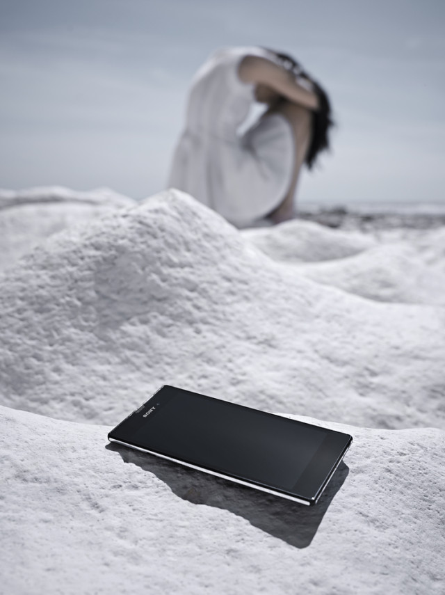 Xperia T3 in Snow White Background