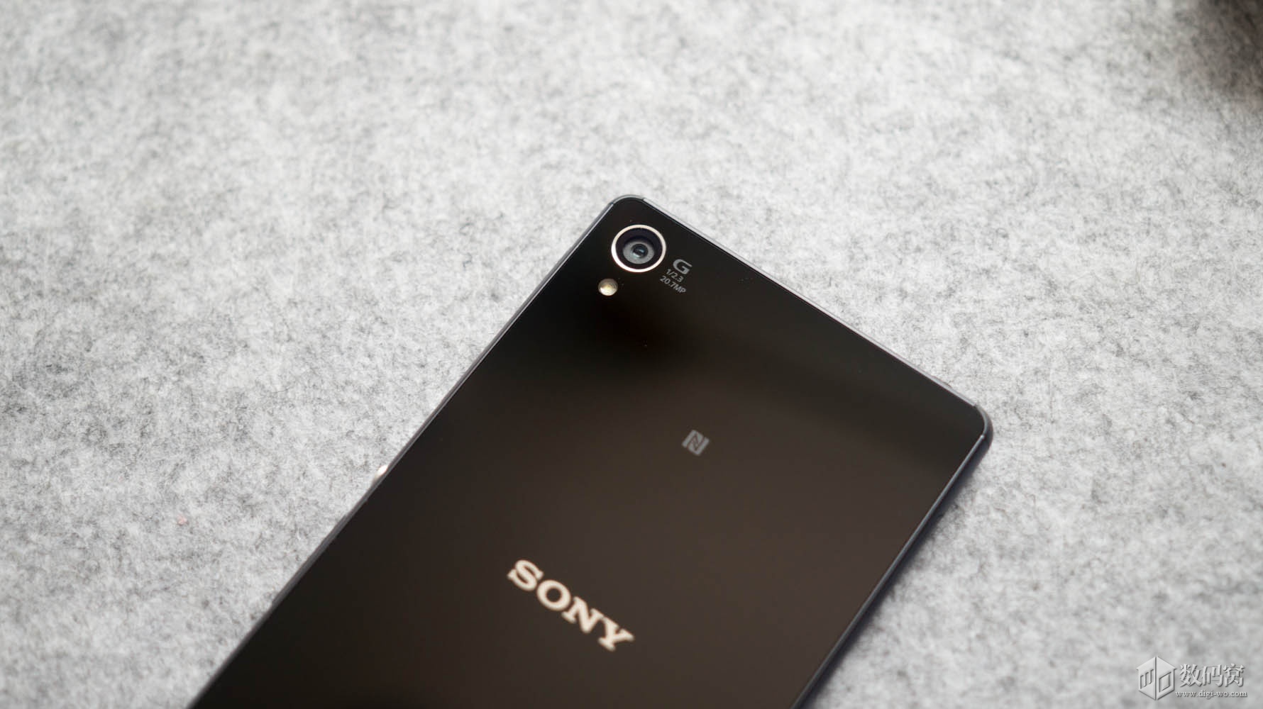 Black Xperia Z3 Dual 20.7 MP camera sensor