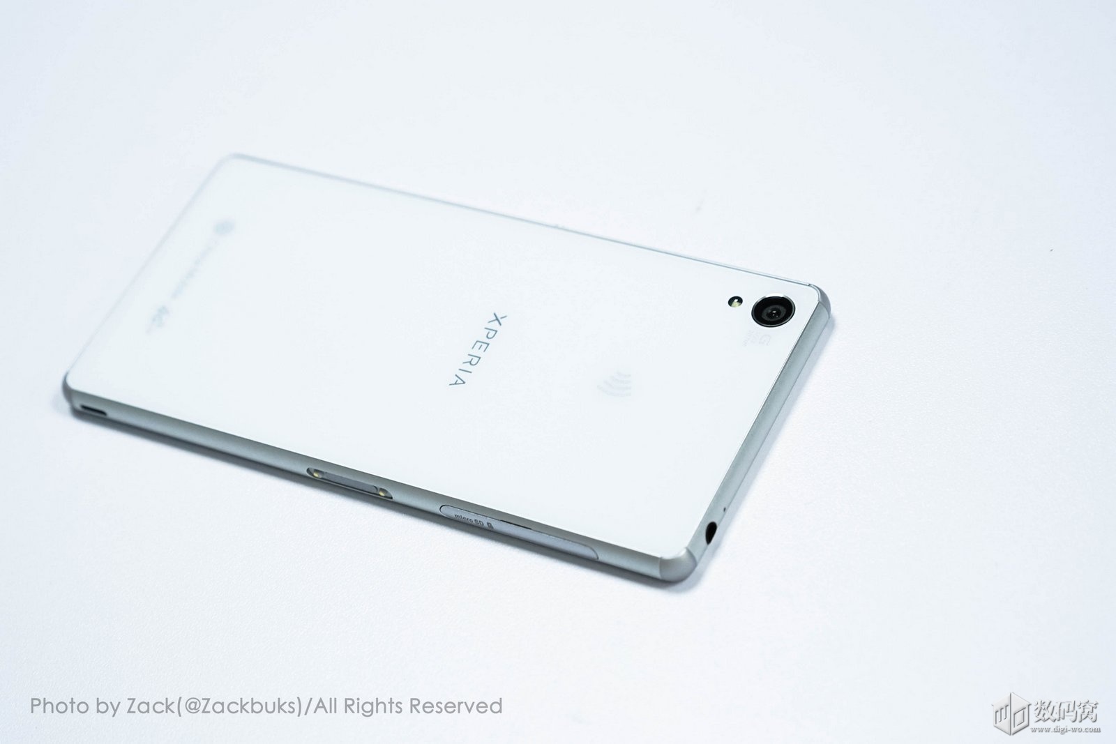 White Xperia Z3 design