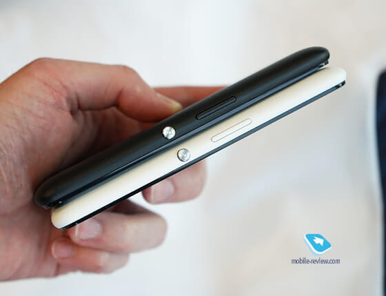 Xperia E4 Black vs Xperia E4 White Hands On