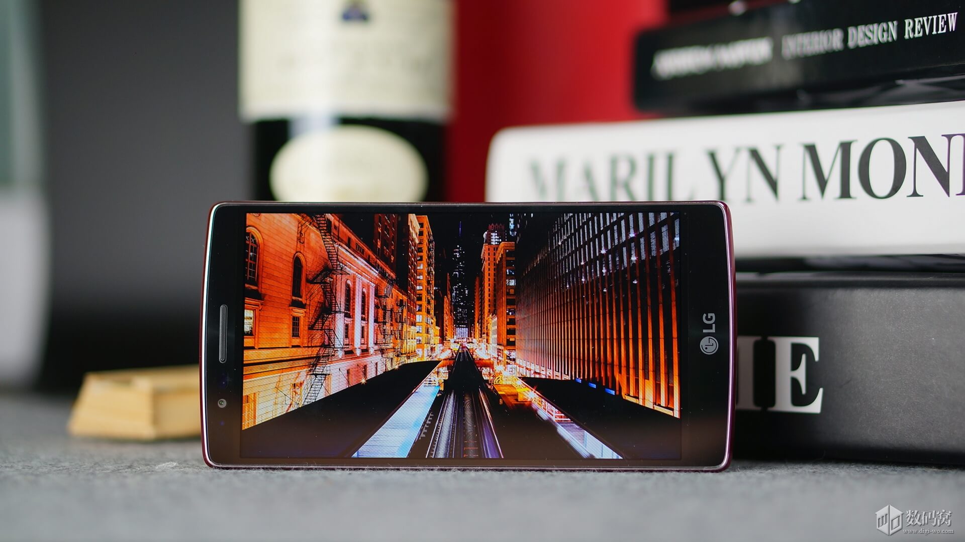 5.5" FHD display in Red LG G Flex2