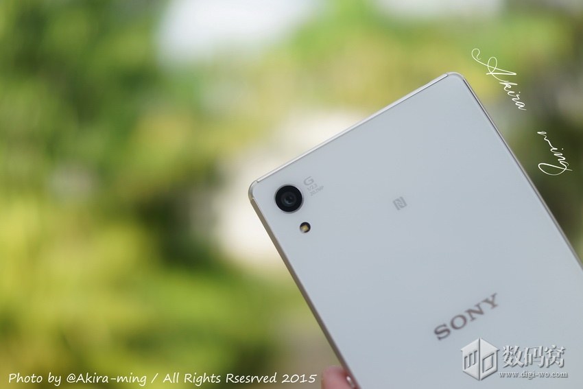 White Xperia Z3+ 20.7 MP rear cam