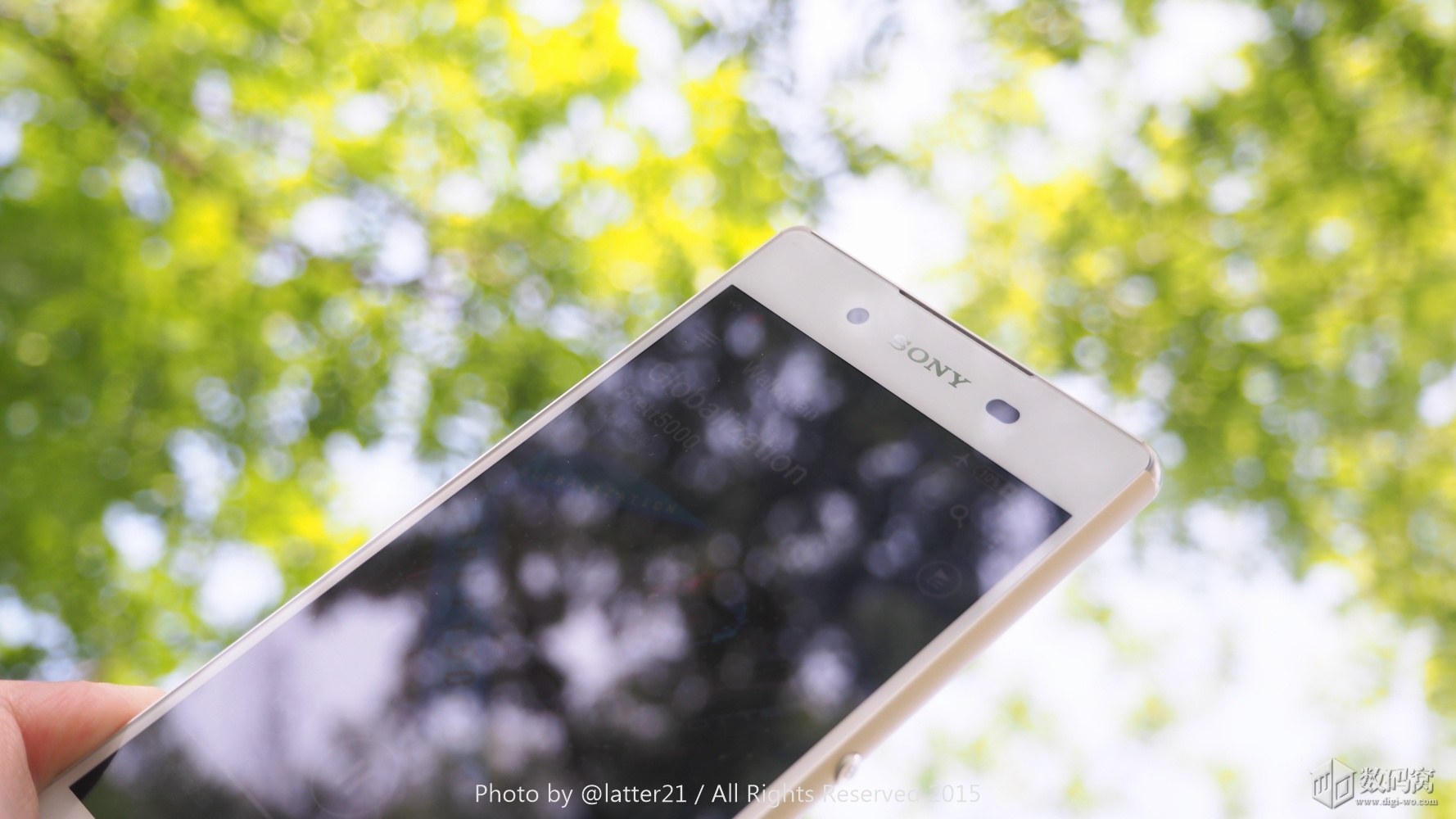 White Xperia Z3+ 1080p display