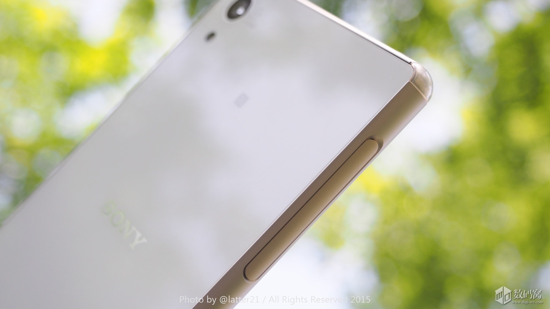 White Xperia Z3+ Side Ports