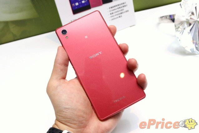 Xperia M4 Aqua coral colored hands on