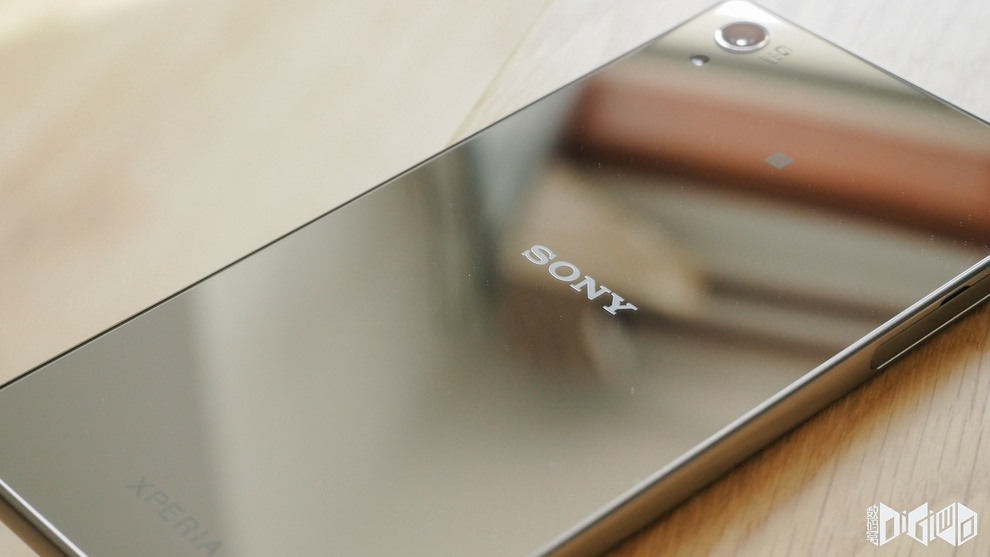 Xperia Z5 Premium "Back panel" - Reflecting surface