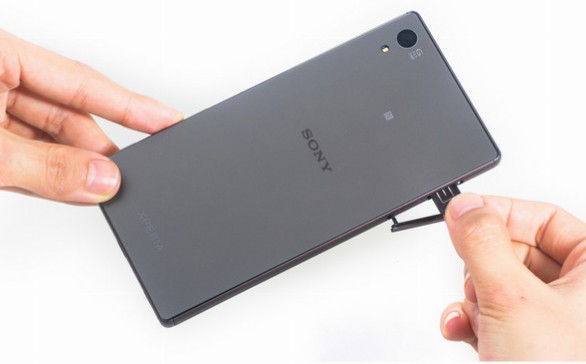 How to remove Xperia Z5 SIM card tray