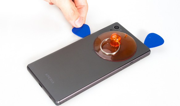 insert the guitar pick in Xperia Z5 panel