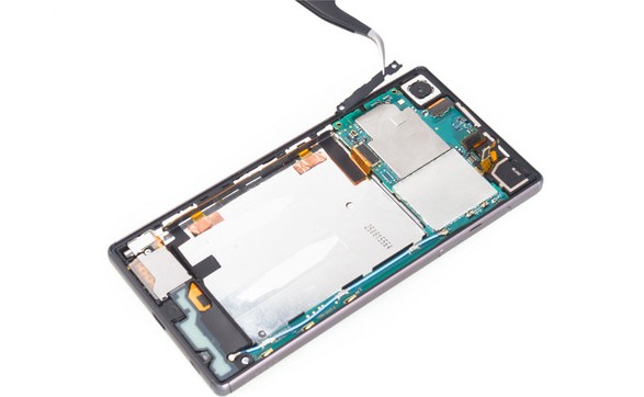 Take away the plastic bracket from Xperia Z5