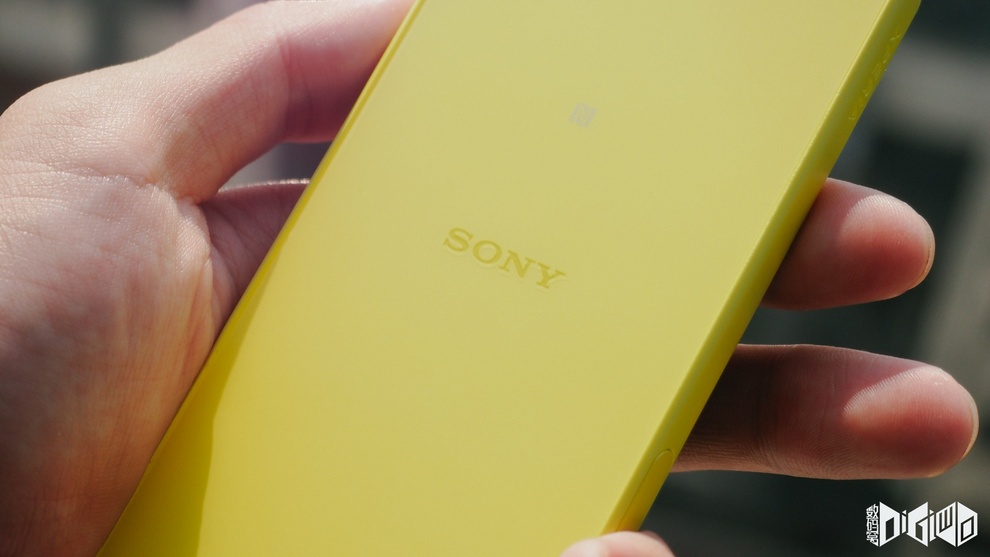 Xperia Z5 Compact "Sony" branding on back panel