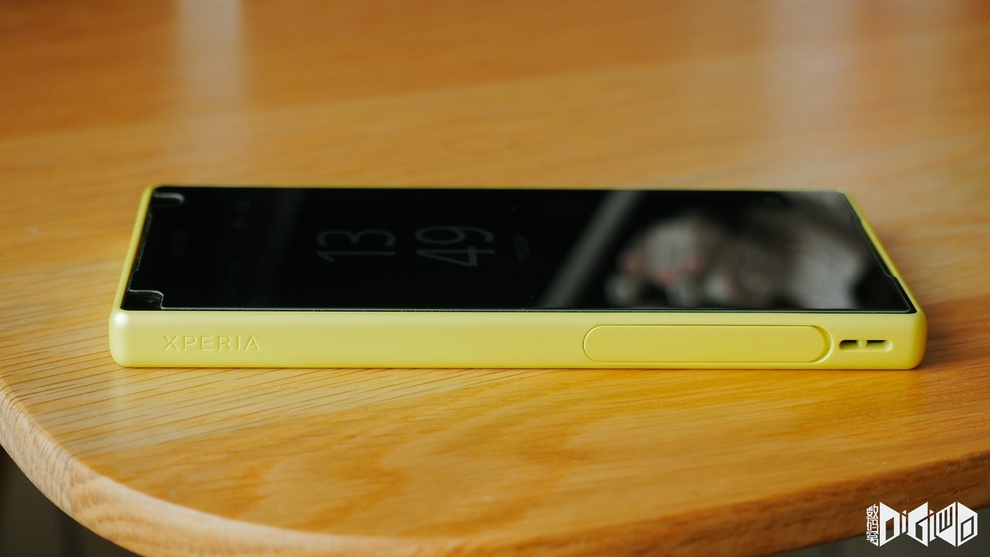 Xperia Z5 Compact Nano SIM Card slot