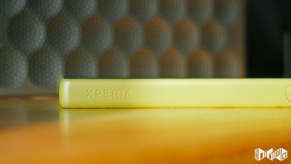 Xperia Z5 Compact "Xperia" branding on sides