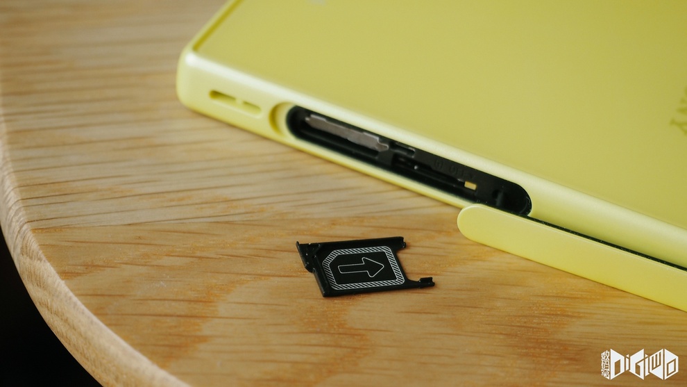 Xperia Z5 Compact Nano SIM card Slot