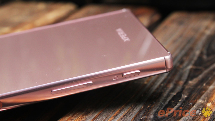 Hands on pink Xperia Z5 Premium