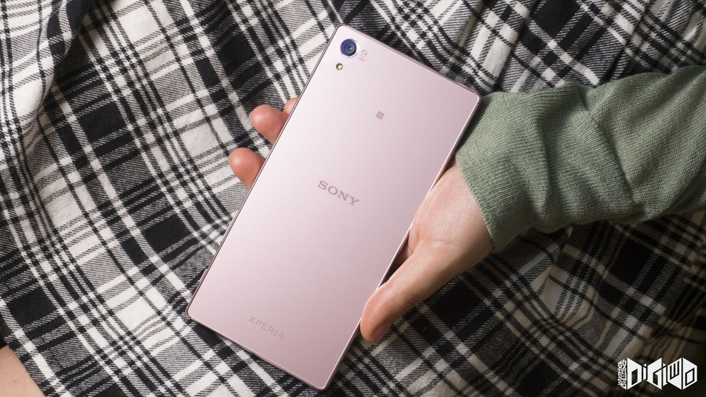 Xperia Z5 Premium Dual Hands on in Pink Color